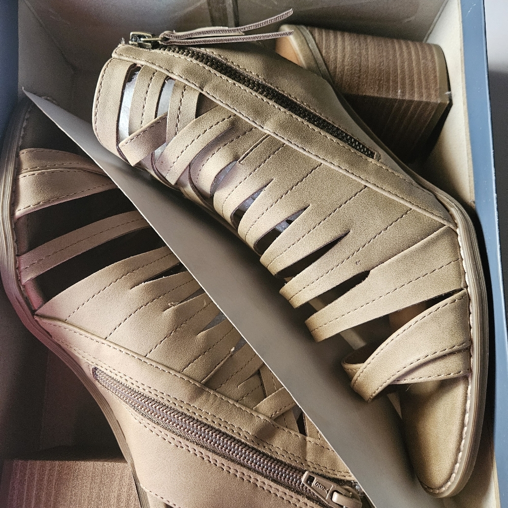 Universal Thread Booties Color Taupe Size 9 1/2 - image 8